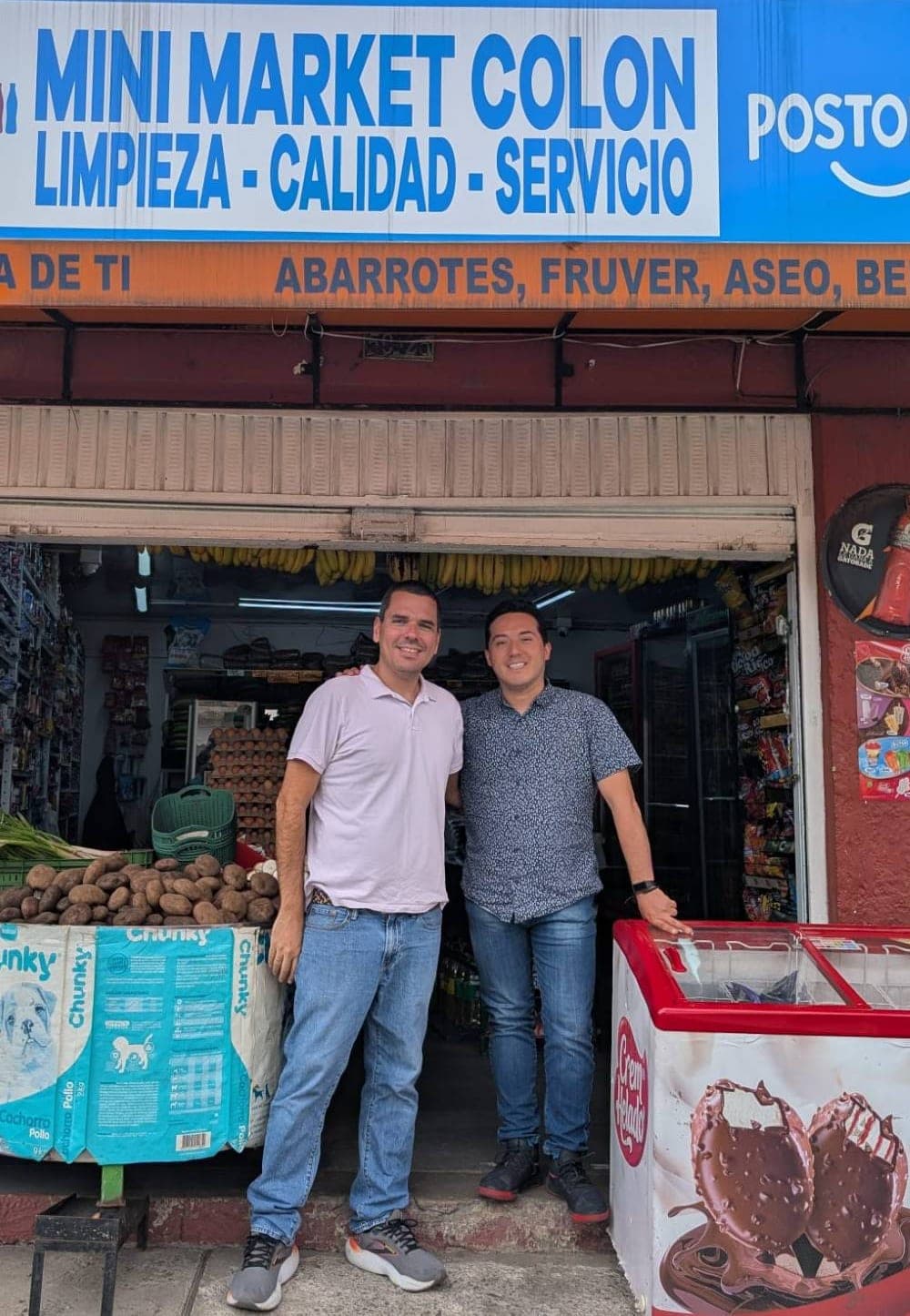 Los fundadores de Kreko frente a una tienda de barrio